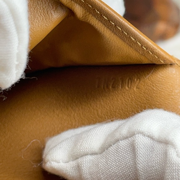 (MT49) Authentic Pre-Loved Louis Vuitton Mahina Portefeuille Amelia Wallet - Picture 15 of 16